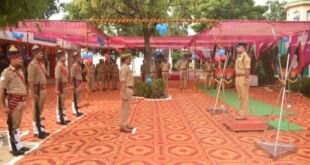 गाजीपुर एसपी ईराजा सादात थाने का निरीक्षण करते हुए