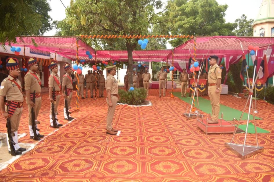 गाजीपुर एसपी ईराजा सादात थाने का निरीक्षण करते हुए