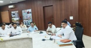 गाजीपुर जिलाधिकारी निर्वाचक नामावली पर बैठक करते हुए