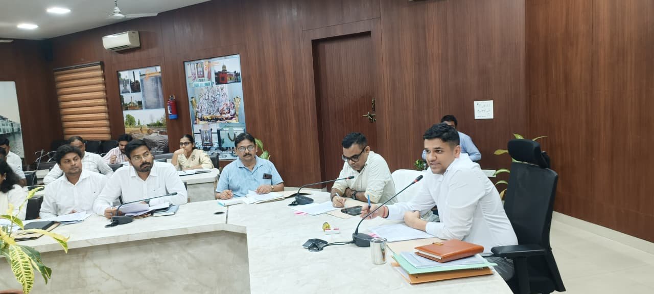 गाजीपुर जिलाधिकारी निर्वाचक नामावली पर बैठक करते हुए