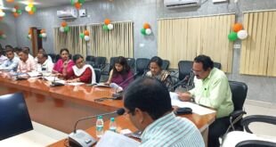 गाज़ीपुर विकास भवन में सीडीओ संतोष कुमार वैश्य की समीक्षा बैठक