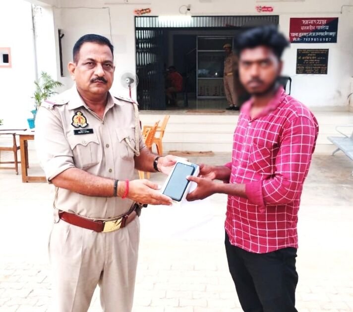 मीरजापुर पुलिस द्वारा बरामद मोबाइल फोन उसके स्वामी को सुपुर्द किया गया