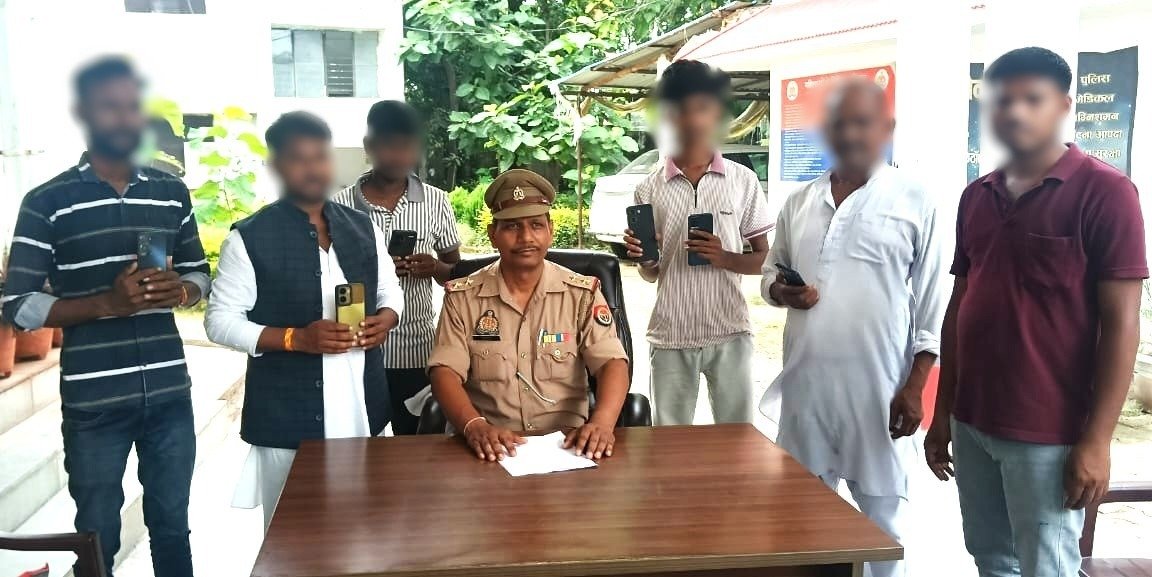 vमीरजापुर थाना जमालपुर पुलिस द्वारा बरामद मोबाइल फोन स्वामियों को सुपुर्द किए गए