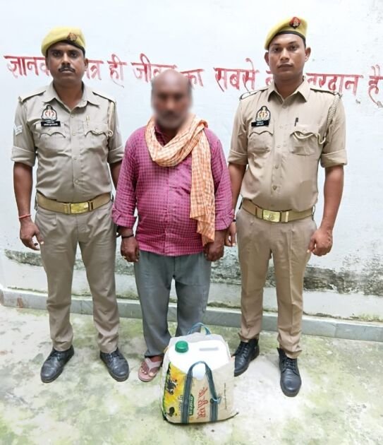मीरजापुर थाना जमालपुर पुलिस ने 20 लीटर देशी कच्ची शराब के साथ अभियुक्त को गिरफ्तार किया