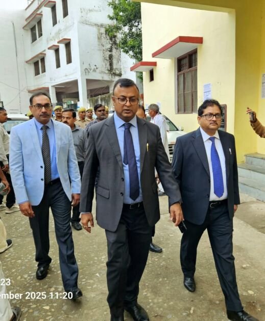 बलिया में राष्ट्रीय लोक अदालत के उद्घाटन समारोह का दृश्य