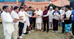 फरीदाबाद में हॉकी प्रतियोगिता में खिलाड़ियों को संबोधित करते बलजीत कौशिक