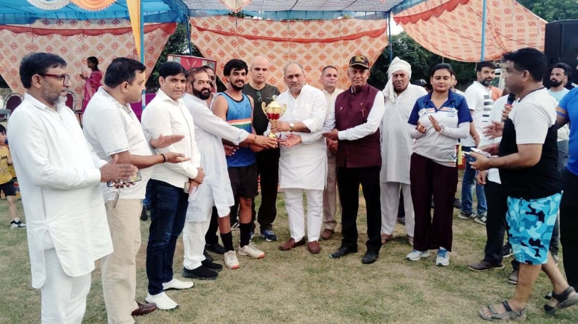 फरीदाबाद में हॉकी प्रतियोगिता में खिलाड़ियों को संबोधित करते बलजीत कौशिक
