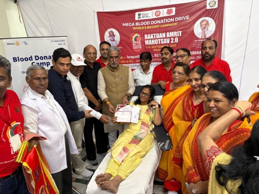 फरीदाबाद में सेवा पखवाड़ा 2025 कार्यक्रम में दिव्यांगजन और वरिष्ठ नागरिकों को सहयोग प्रदान करते कृष्णपाल गुर्जर