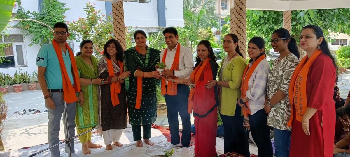 डीएवी शताब्दी महाविद्यालय में प्रधानमंत्री नरेंद्र मोदी के जन्मदिवस पर हवन यज्ञ