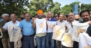 रोटरी क्लब फरीदाबाद में एंटी पॉलिथीन अभियान और इको-फ्रेंडली बैग वितरण