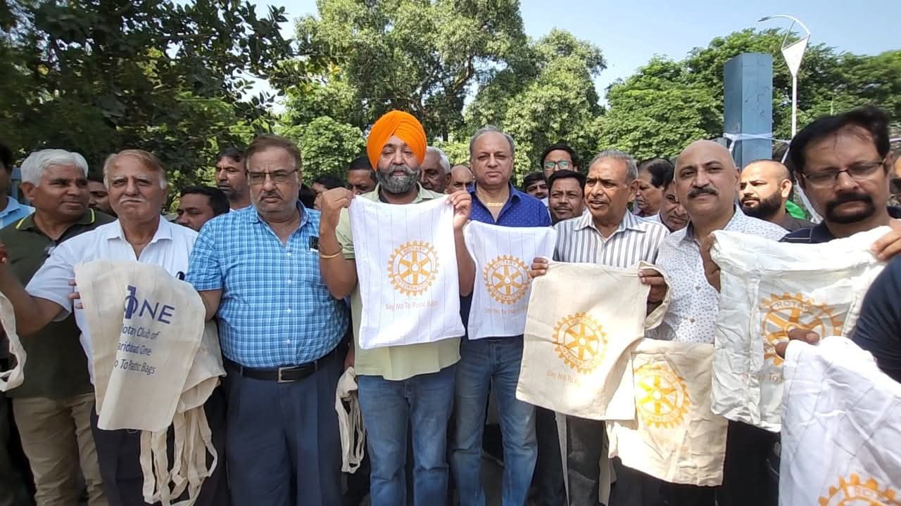 रोटरी क्लब फरीदाबाद में एंटी पॉलिथीन अभियान और इको-फ्रेंडली बैग वितरण