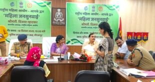 राष्ट्रीय महिला आयोग अध्यक्ष विजया रहाटकर मीरजापुर में जनसुनवाई करते हुए