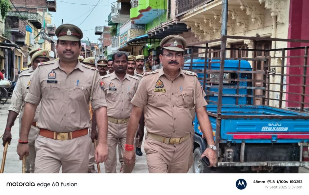 मीरजापुर पुलिस द्वारा नवरात्रि और दशहरे से पहले फ्लैग मार्च