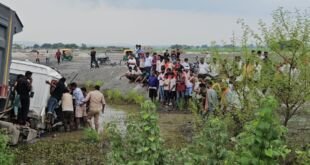 मीरजापुर में अनियंत्रित ट्रक डिवाइडर से टकराकर गड्ढे में गिरा, चालक घायल
