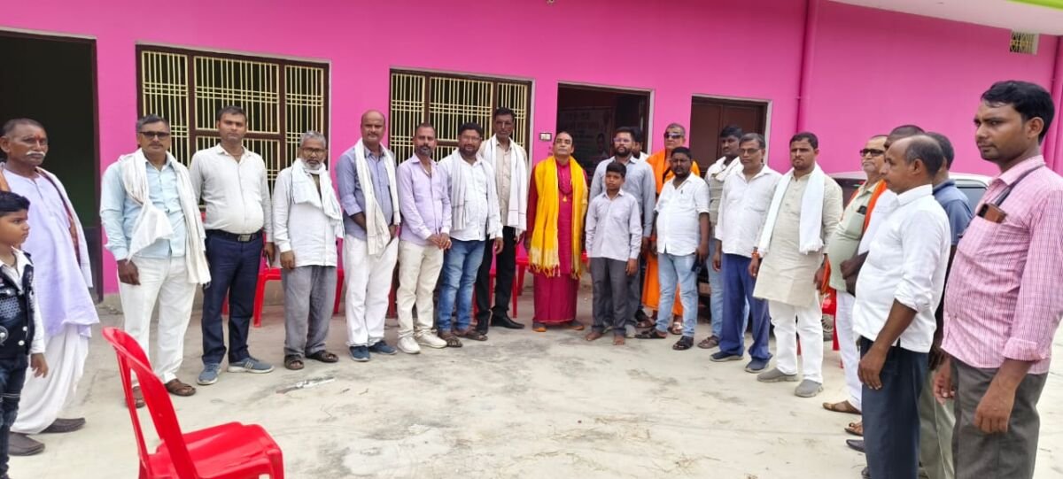 मीरजापुर में स्वामी कृपानंद महाराज ने गांधी महोत्सव प्रचार वाहन को रवाना किया