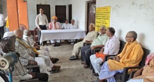 बलिया में पं. राम अनन्त पाण्डेय की 121वीं जयंती पर श्रद्धांजलि अर्पित करते लोग