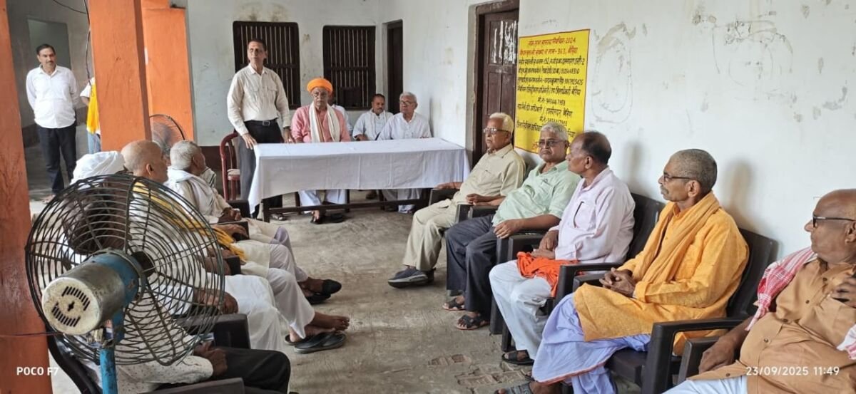 बलिया में पं. राम अनन्त पाण्डेय की 121वीं जयंती पर श्रद्धांजलि अर्पित करते लोग