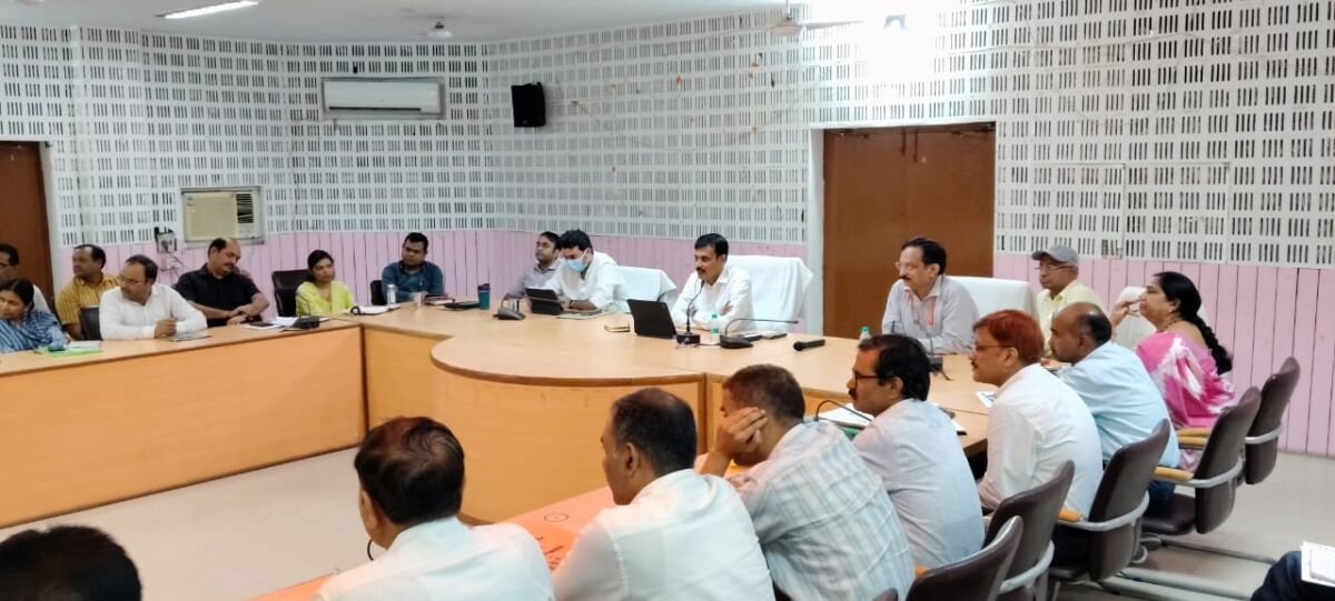 बलिया जिलाधिकारी मंगला प्रसाद सिंह विकास परियोजनाओं की समीक्षा करते हुए