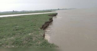 बलिया में सरयू नदी के कटान को रोकने के लिए लगाए जा रहे जियोबैग और बांस क्रेट