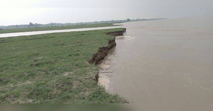 बलिया में सरयू नदी के कटान को रोकने के लिए लगाए जा रहे जियोबैग और बांस क्रेट