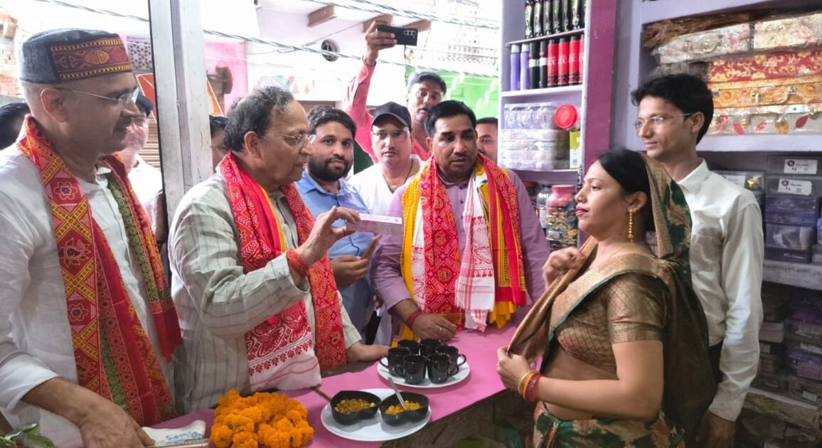 अहरौरा नगर में जीएसटी बचत उत्सव अभियान की शुरुआत करते भाजपा नेता अरुण सिंह