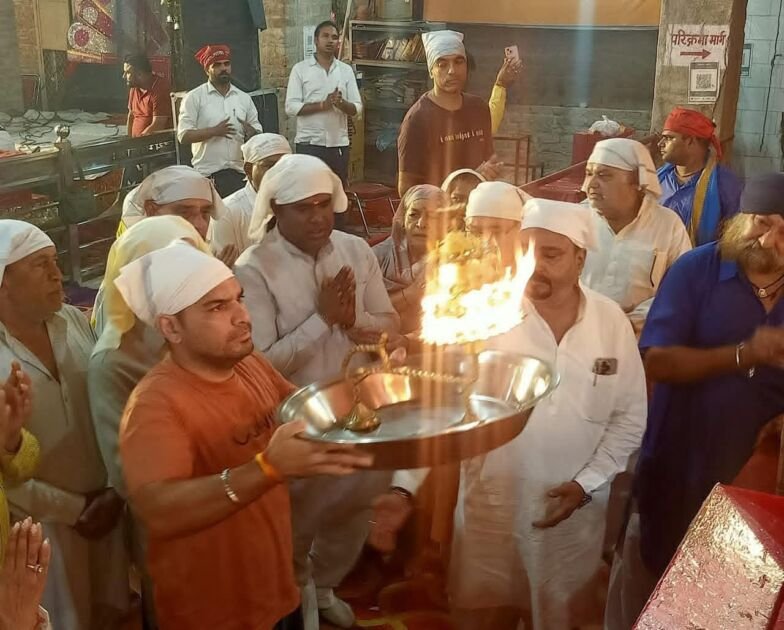 फरीदाबाद श्री वैष्णो देवी मंदिर में स्कंदमाता पूजा अर्चना