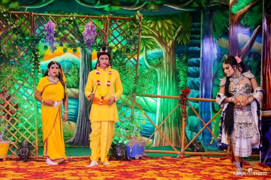फरीदाबाद विजय रामलीला मंच पर श्रुपनखा और रावण का दृश्य