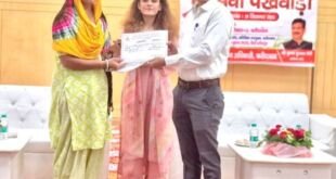 फरीदाबाद में सेवा पखवाड़ा कार्यक्रम में लाभार्थियों को योजनाओं की जानकारी देतीं जिला कल्याण अधिकारी ममता शर्मा