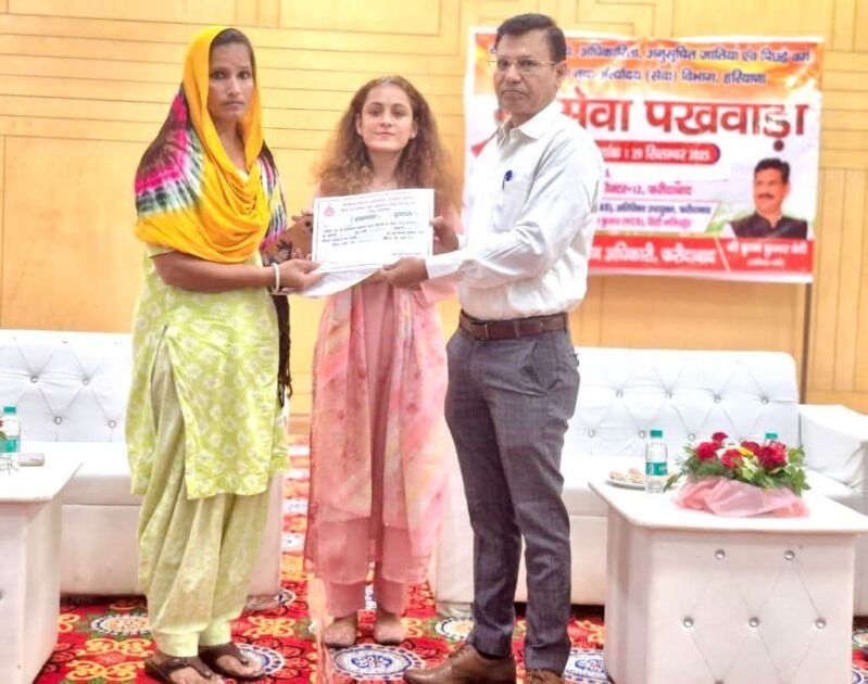 फरीदाबाद में सेवा पखवाड़ा कार्यक्रम में लाभार्थियों को योजनाओं की जानकारी देतीं जिला कल्याण अधिकारी ममता शर्मा