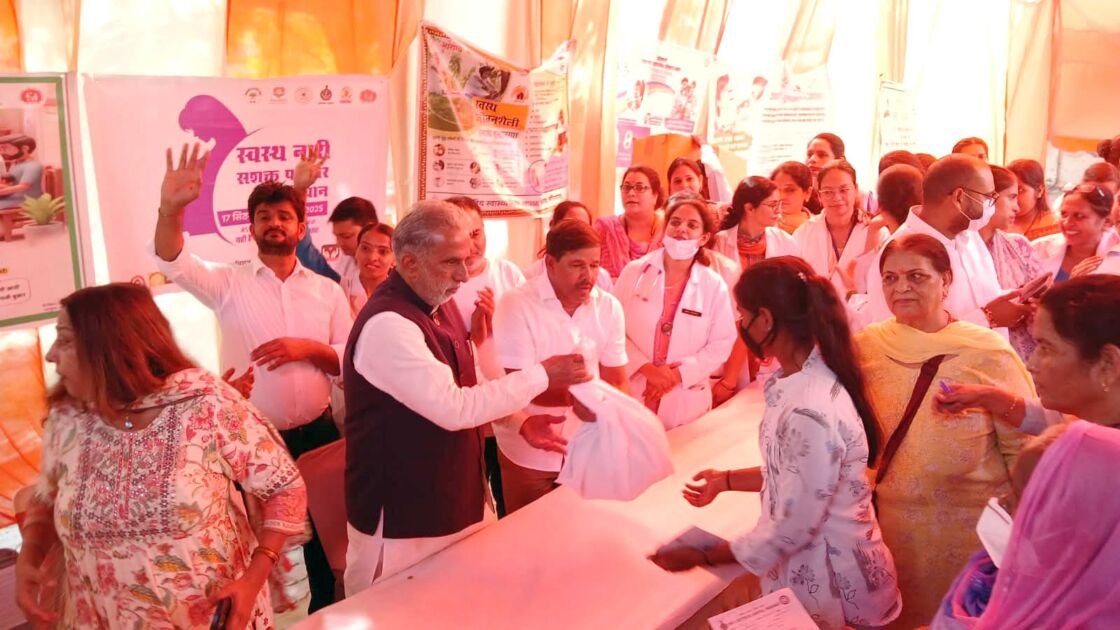 फरीदाबाद में महिलाओं के स्वास्थ्य शिविर का उद्घाटन करते केंद्रीय सहकारिता राज्य मंत्री कृष्णपाल गुर्जर