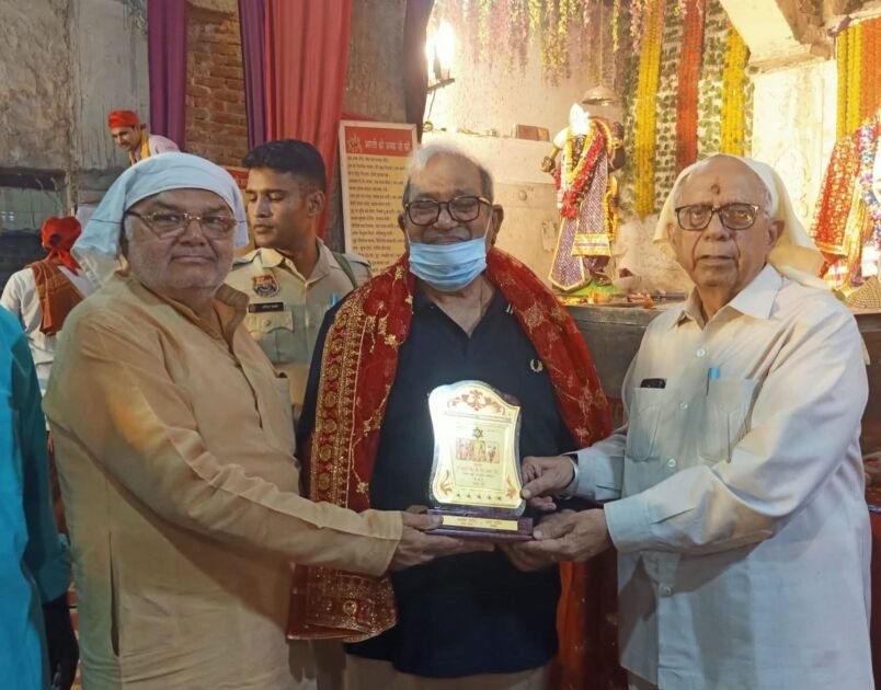 फरीदाबाद श्री वैष्णो देवी मंदिर में मां कालरात्रि की पूजा-अर्चना करते श्रद्धालु