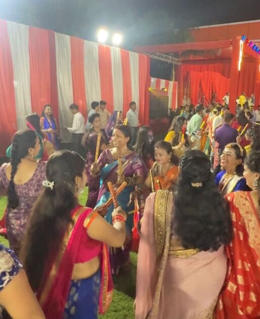 लॉरेल्स ग्लोबल स्कूल में डांडिया महोत्सव का आनंद लेते अभिभावक और छात्र
