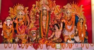 अहरौरा में दुर्गा पूजा पंडाल में मां दुर्गा की प्रतिमा और भक्तों की भीड़