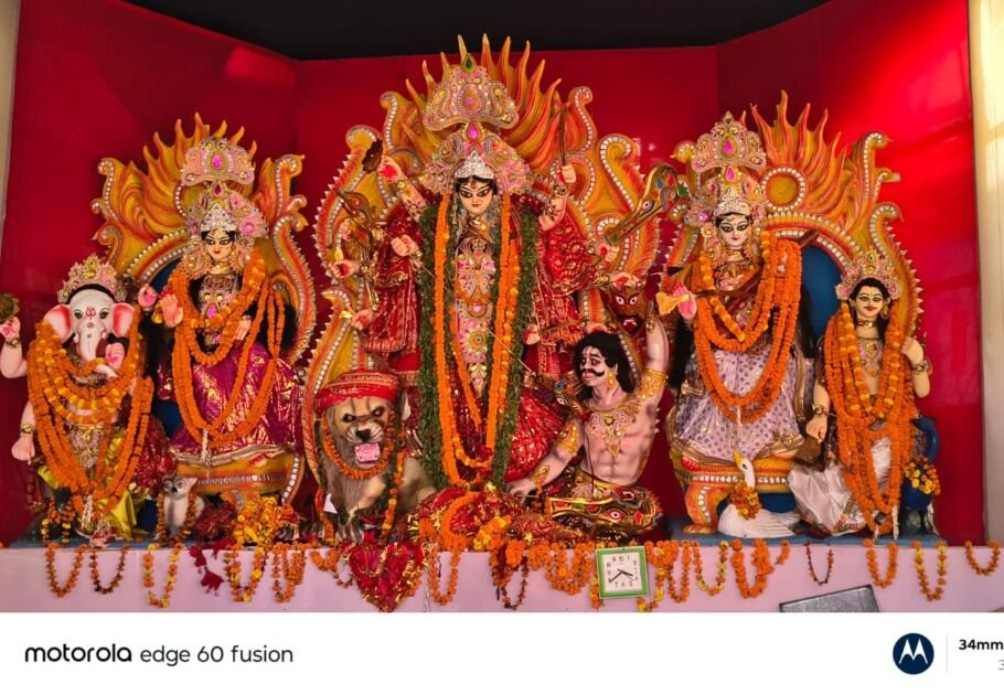 अहरौरा में दुर्गा पूजा पंडाल में मां दुर्गा की प्रतिमा और भक्तों की भीड़