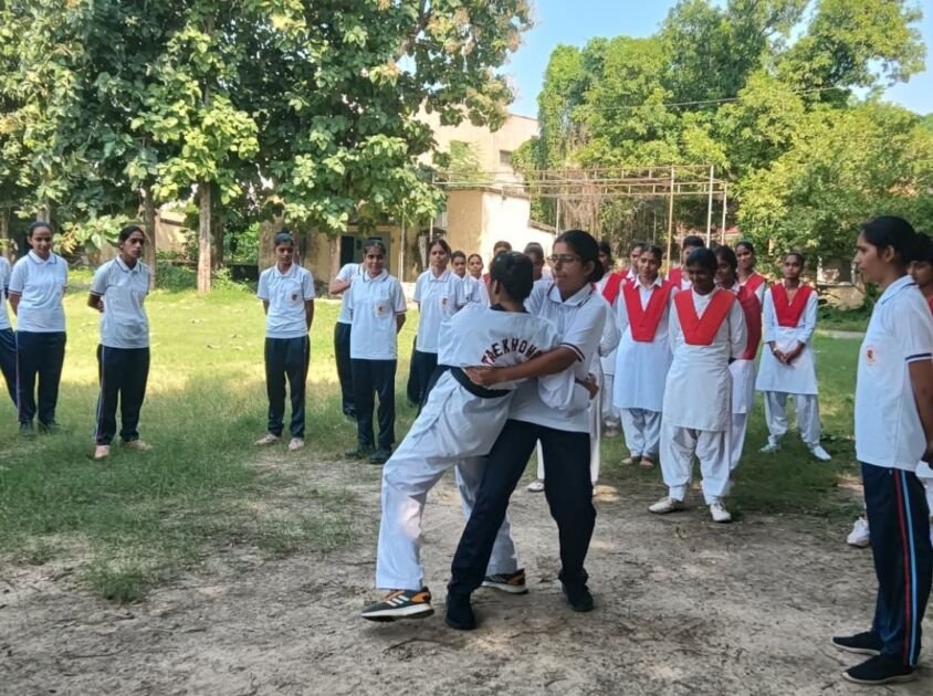 गाजीपुर :नगमा परवीन इंटरनेशनल प्लेयर ताइक्वांडो ब्लैक बेल्ट ने सिखाई छात्राओं को आत्मरक्षा व कौशल की तकनीक 2 Screenshot 2025 10 11 18 13 50 55 6012fa4d4ddec268fc5c7112cbb265e7