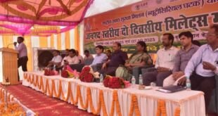 गाजीपुर में किसानों को सरसों, चना, मटर और मसूर के उन्नतशील बीज वितरित करते अधिकारी