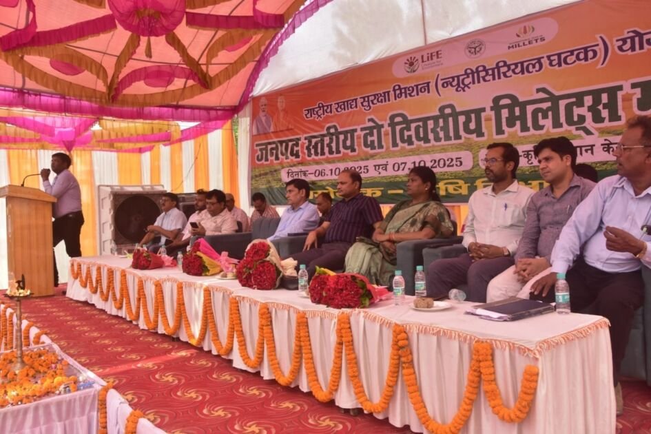 गाजीपुर में किसानों को सरसों, चना, मटर और मसूर के उन्नतशील बीज वितरित करते अधिकारी