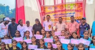 गाजीपुर में मिशन शक्ति के तहत खो-खो प्रतियोगिता में विजेता छात्राओं को सम्मानित करते हुए अधिकारी