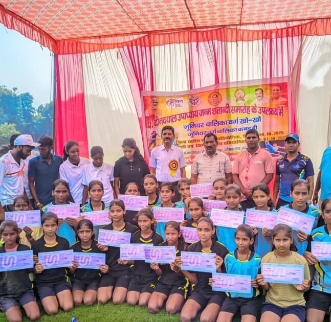 गाजीपुर में मिशन शक्ति के तहत खो-खो प्रतियोगिता में विजेता छात्राओं को सम्मानित करते हुए अधिकारी
