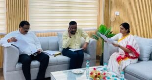 मीरजापुर के जिलाधिकारी पवन कुमार गंगवार ने अहरौरा बांध का निरीक्षण किया और केंद्रीय मंत्री अनुप्रिया पटेल ने बाढ़ मुआवजा समीक्षा की
