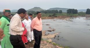 जिलाधिकारी पवन कुमार गंगवार अहरौरा बांध का निरीक्षण करते हुए