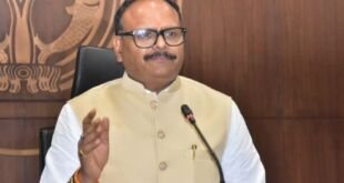 डिप्टी सीएम बृजेश पाठक अयोध्या में जिला अस्पताल का निरीक्षण करते हुए
