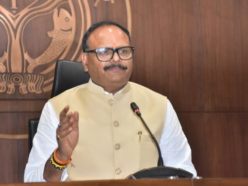डिप्टी सीएम बृजेश पाठक अयोध्या में जिला अस्पताल का निरीक्षण करते हुए