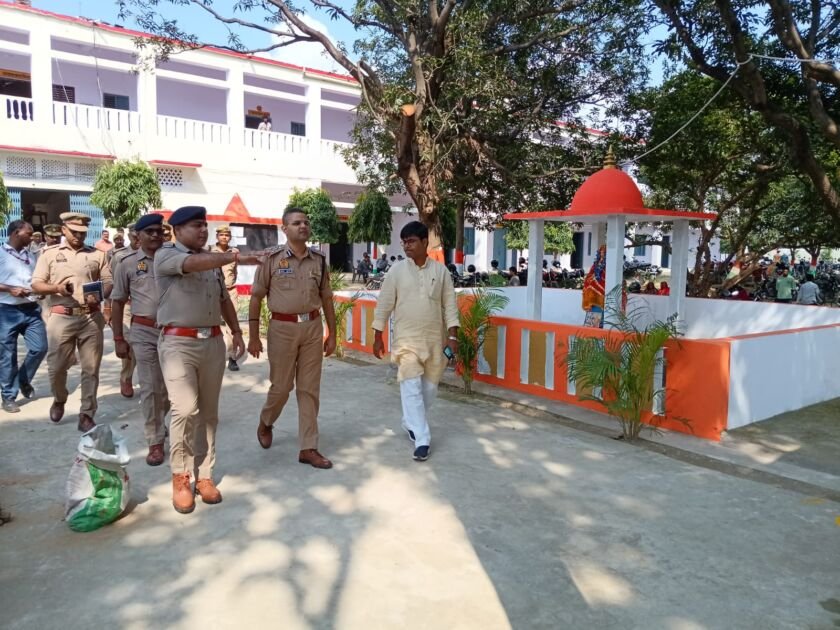मुख्यमंत्री का आगमन :भुडकुडा पहुंचे डीआइजी सक्रिय हुए हथियाराम के महामंडलेश्वर भवानी नंदन यति 3 WhatsApp Image 2025 10 10 at 10.11.28 1