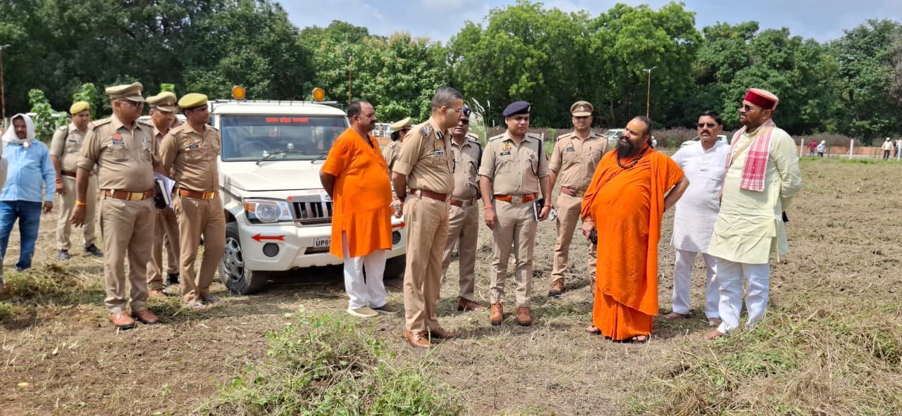 मुख्यमंत्री का आगमन :भुडकुडा पहुंचे डीआइजी सक्रिय हुए हथियाराम के महामंडलेश्वर भवानी नंदन यति 2 WhatsApp Image 2025 10 10 at 10.11.28