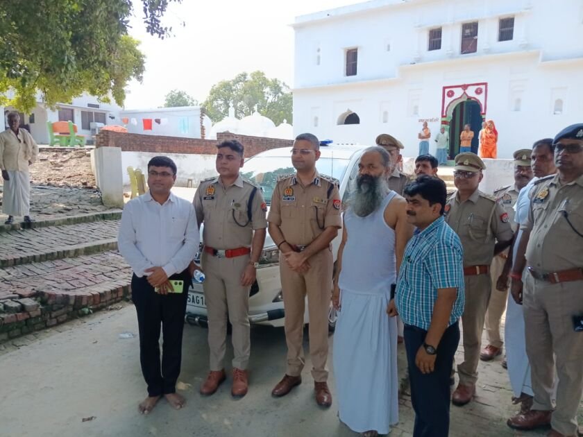 गाजीपुर: योगी के कार्यक्रम की सरगर्मी तेज महंत शत्रुघ्न दास से मिले एसपी व डीआईजी सुरक्षा एजेंसिया सतर्क 2 WhatsApp Image 2025 10 10 at 11.50.50