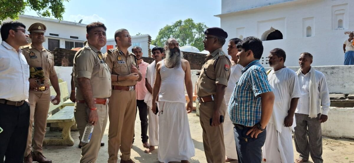 गाजीपुर: योगी के कार्यक्रम की सरगर्मी तेज महंत शत्रुघ्न दास से मिले एसपी व डीआईजी सुरक्षा एजेंसिया सतर्क 3 WhatsApp Image 2025 10 10 at 11.50.51