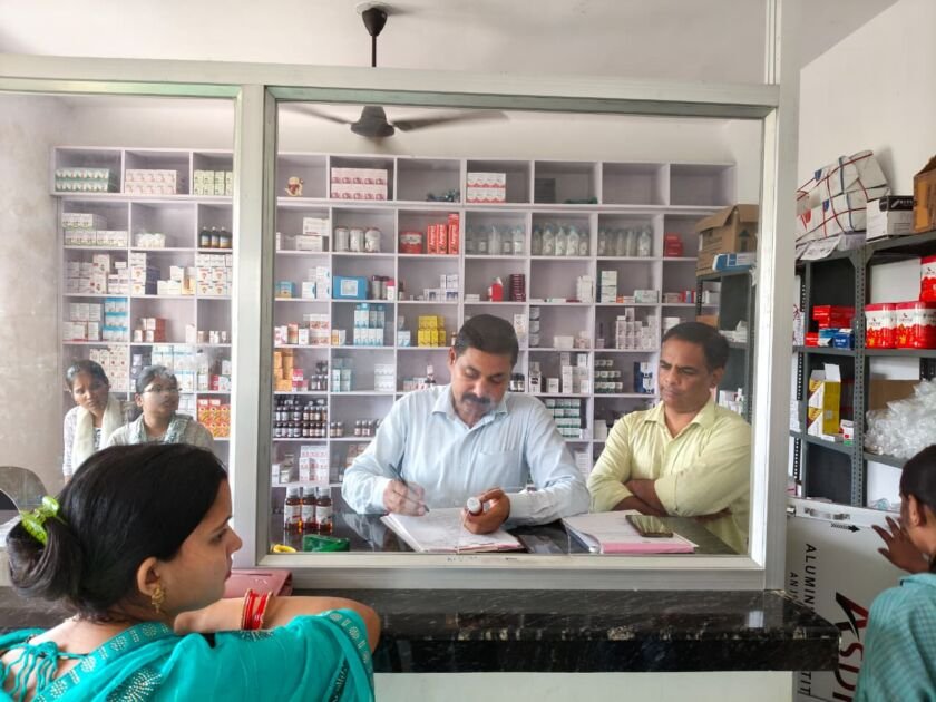 गाजीपुर पहुंची सीरप कांड के जांच की आंच: दर्जन भर अस्पतालों व मेडिकल स्टोर पर रेड 2 WhatsApp Image 2025 10 10 at 11.53.57