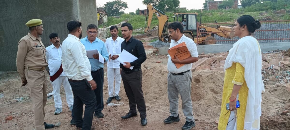 मीरजापुर में घटिया निर्माण की जांच करती एसडीएम अनेग सिंह और एक्सियन टीम