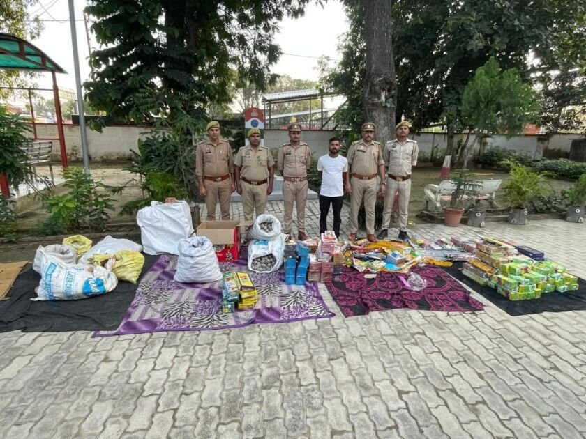 अयोध्या पुलिस द्वारा अवैध पटाखा भंडारण पर की गई छापेमारी की तस्वीर